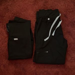 FIGS Black Catarina Top (XS) & Zamora Jogger Pants (XS, petite) Scrub Set